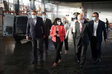 La ministra Darias presencia en Gando (Telde) la llegada de 43.000 vacunas de Pfizer-BioNTech/Acfi Press.